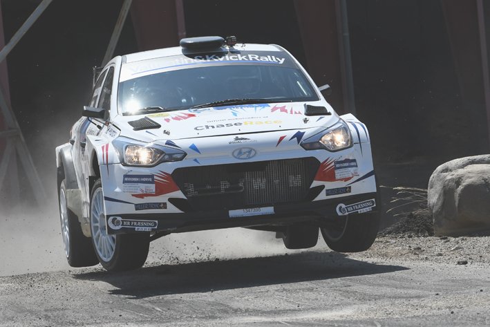 Simon Vallentin og Jeannette Kvick var i nærkamp med jævnbyrdige konkurrenter ii weekendens vestsjællandske rallysprint i Gammelrand, og kørte den hidtil hurtigste baneomgang i løbets 33-årige historie
(Foto: MD/autoMOTIV)